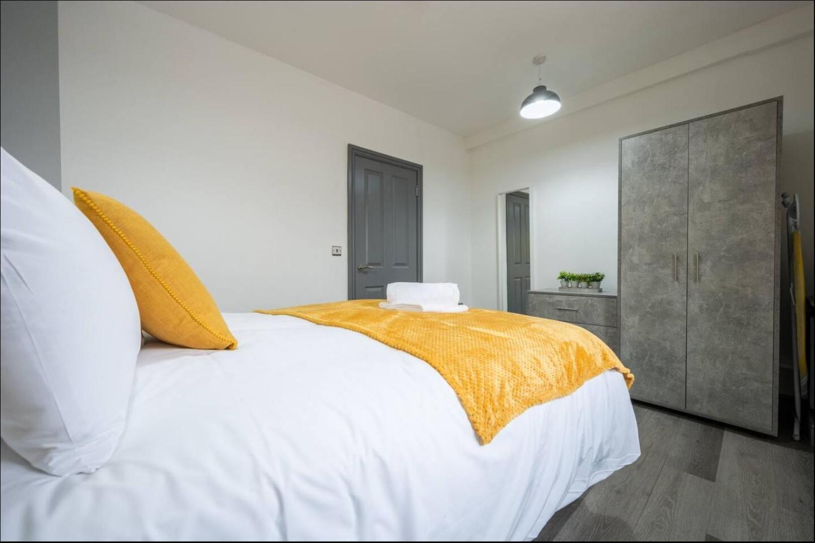 Stunning One Bedroom Apartments Near Shops & Central Cardiff Exterior foto
