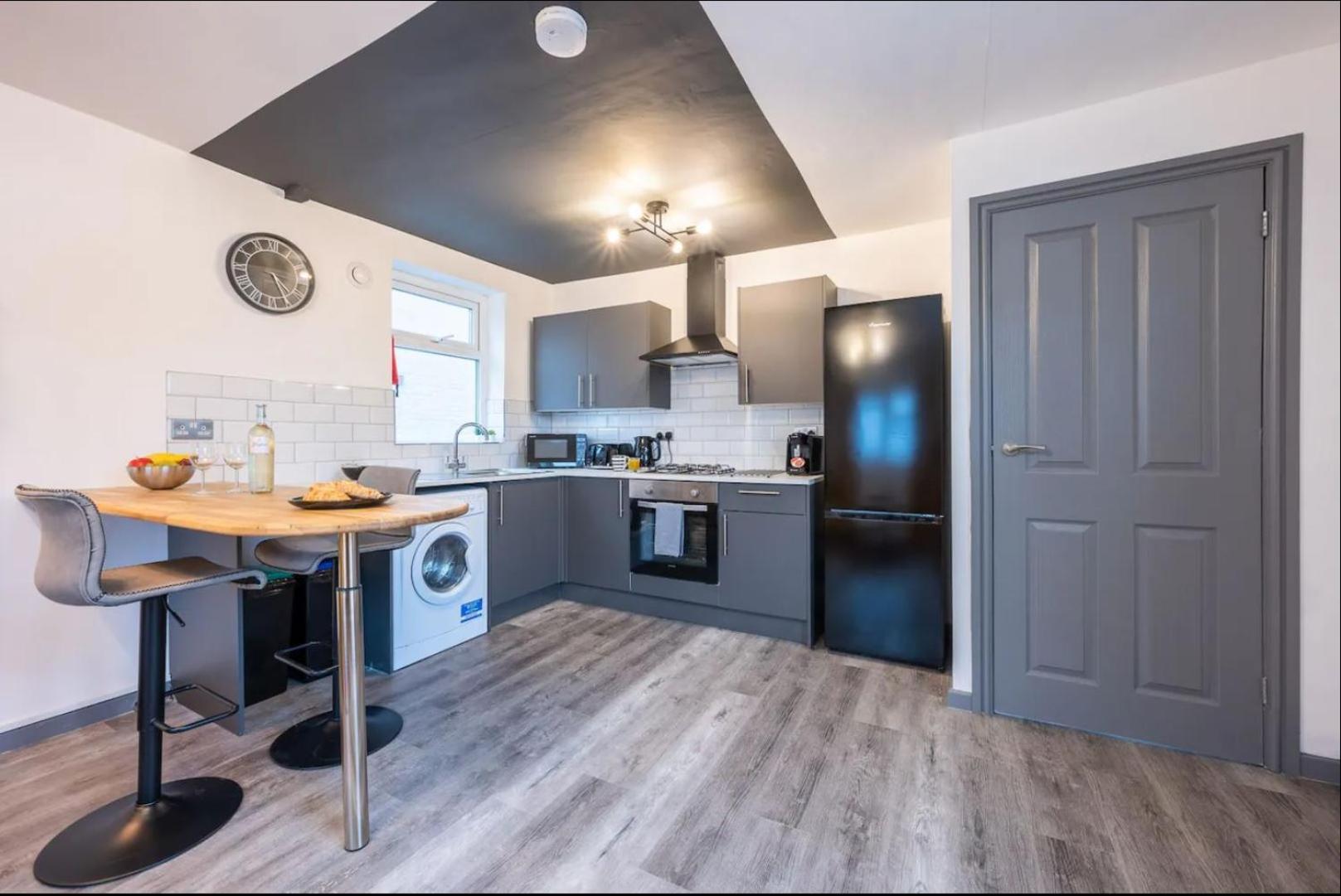 Stunning One Bedroom Apartments Near Shops & Central Cardiff Exterior foto